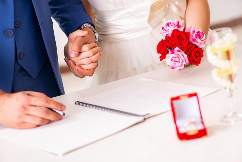 Свадебный сезон: зачем парам брачный договор нотариус Уланов в Липецке